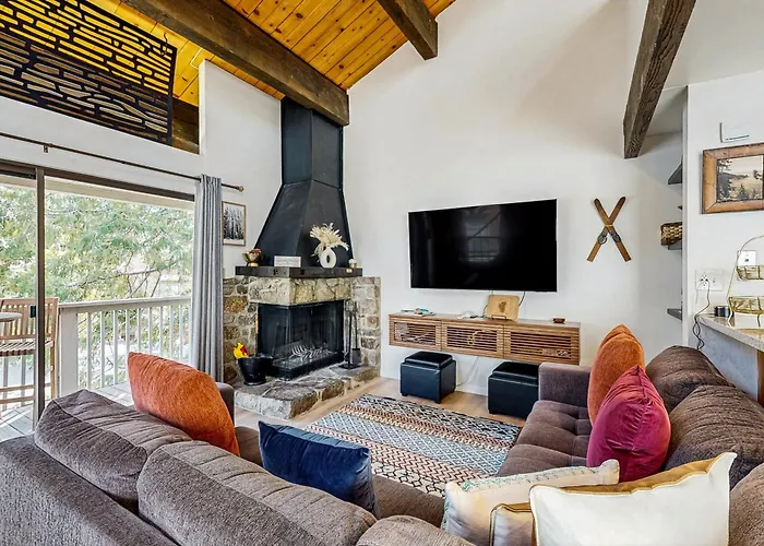 Lake Tahoe Adventure Base! Townhome W/ Pool Access