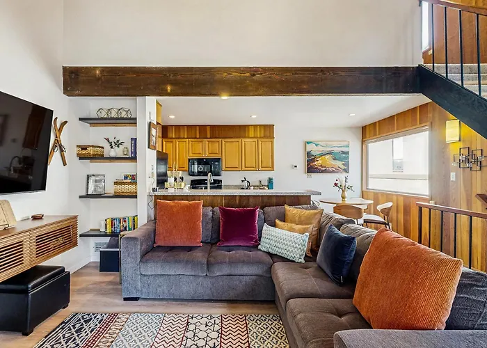 Lake Tahoe Adventure Base! Townhome W/ Pool Access